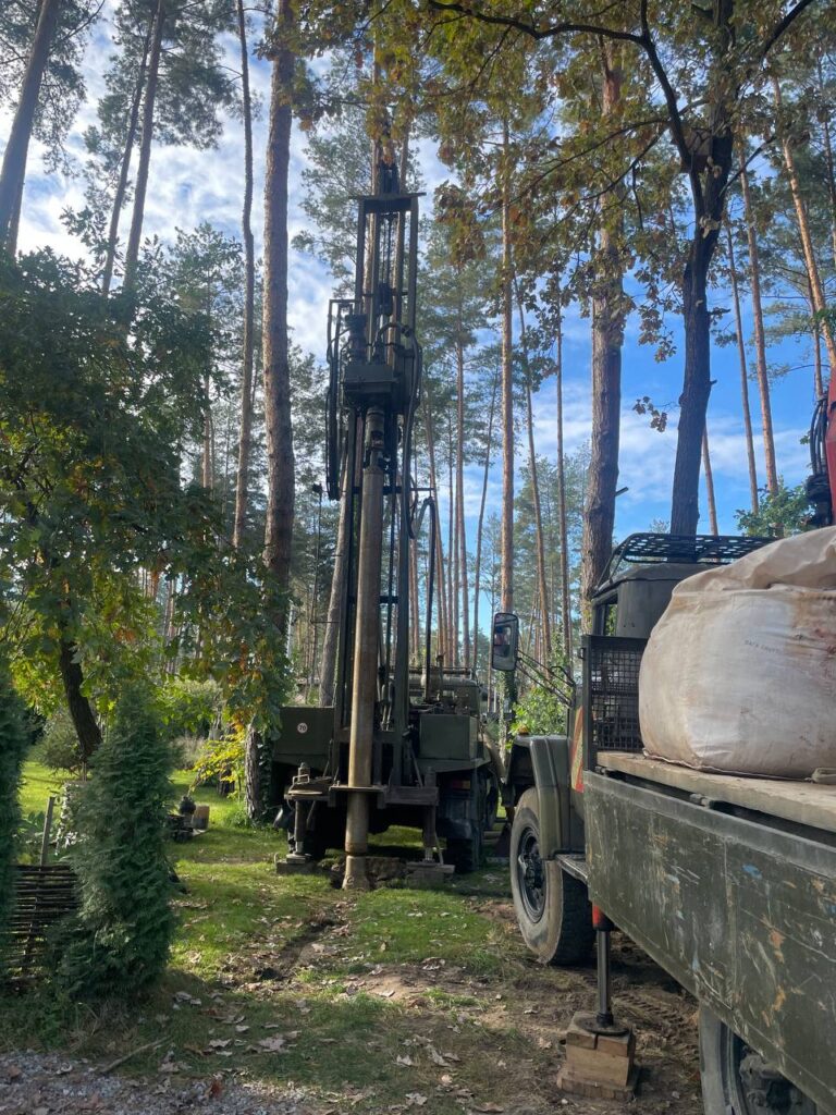 Оператор керує буровою установкою під час буріння