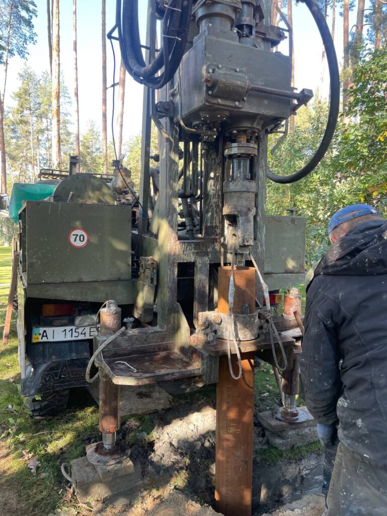 Бурова установка працює на будівельному майданчику