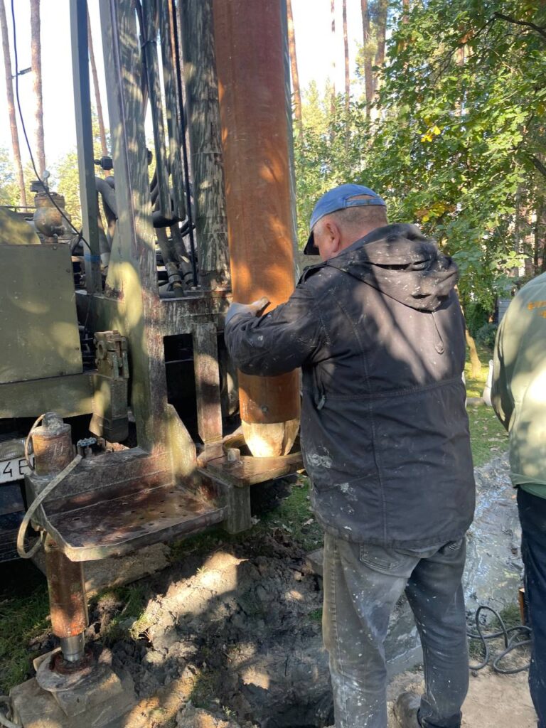 Металева бурова труба заглиблюється у ґрунт