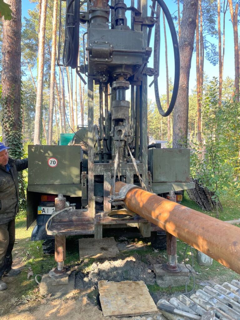 Буровий станок з обертовою колонкою під час роботи