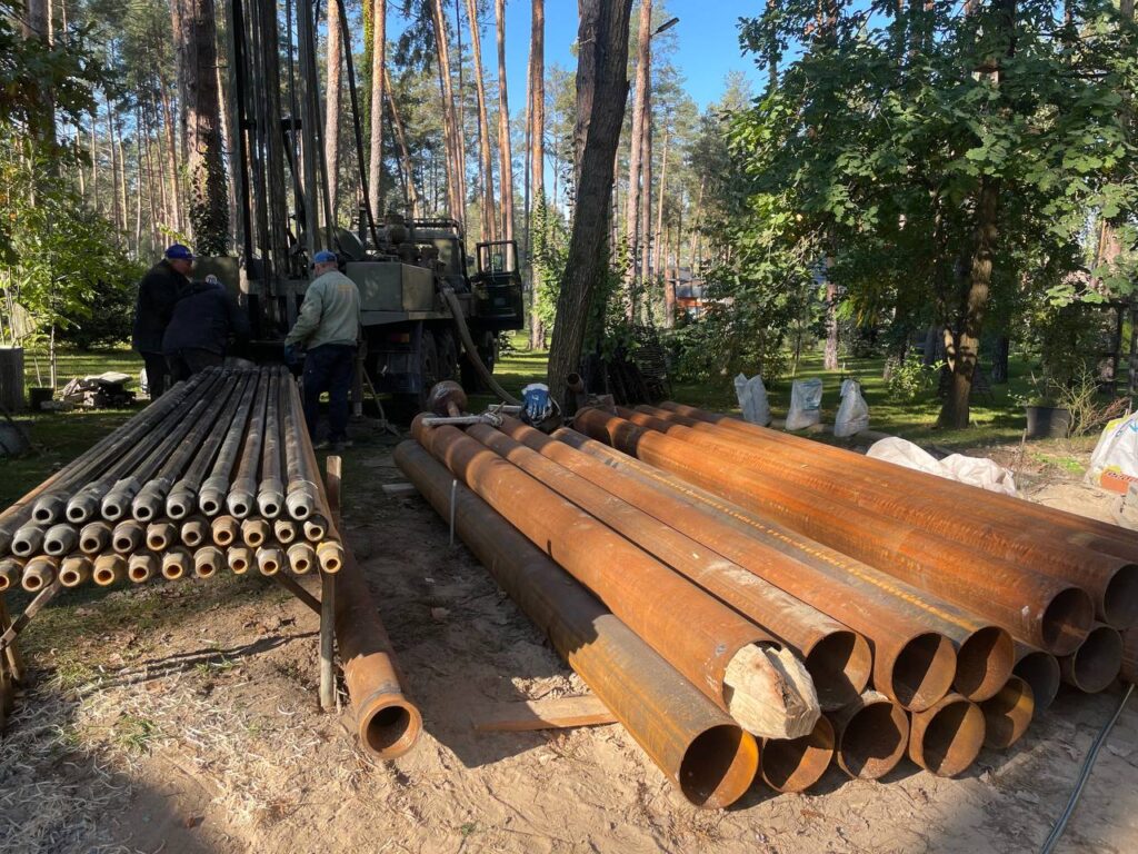 Процес буріння свердловини для водопостачання