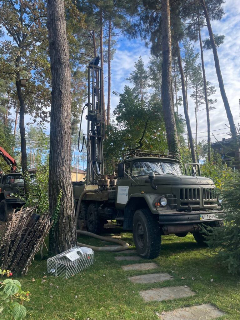 Бурова установка працює на будівельному майданчику